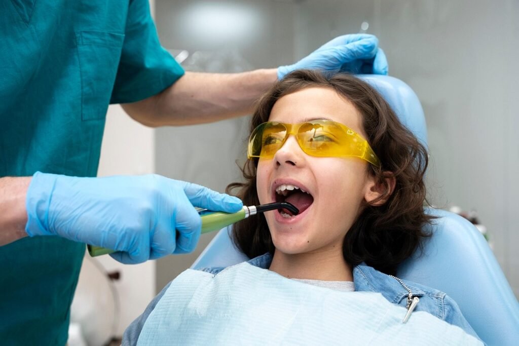 uma jovem na cadeira do dentista realizando uma limpeza dos dentes.