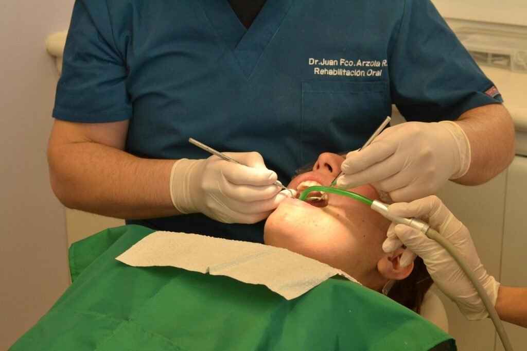 um dentista realizando um procedimento num adolescente.