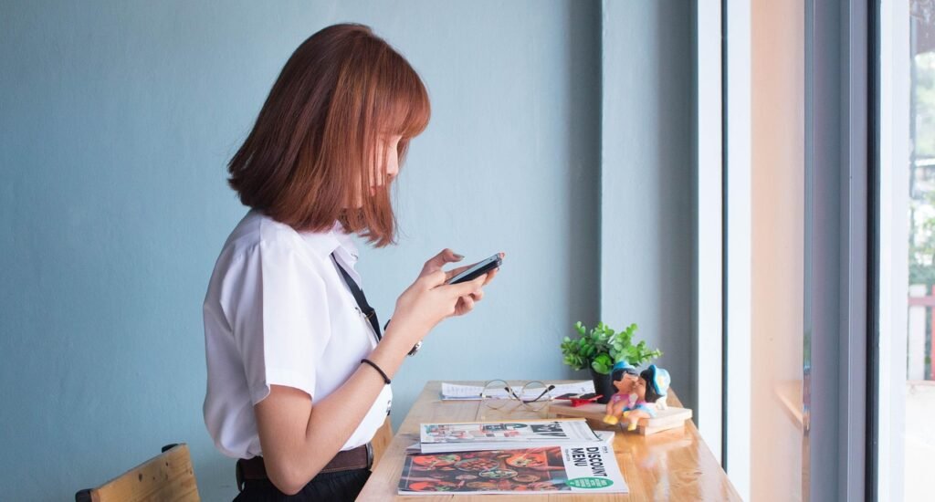 jovem estudante verificando postagens nas redes sociais.