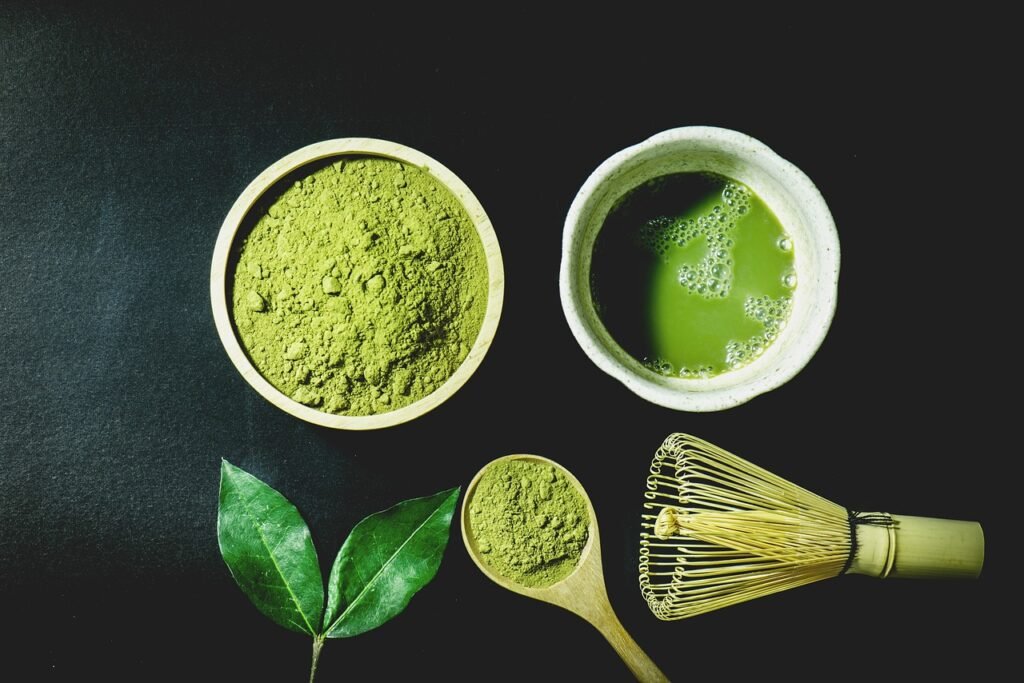 Matcha em varias formas: em folha, em pó e liquido.