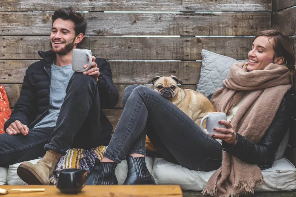 casal feliz, sentados tomando café.