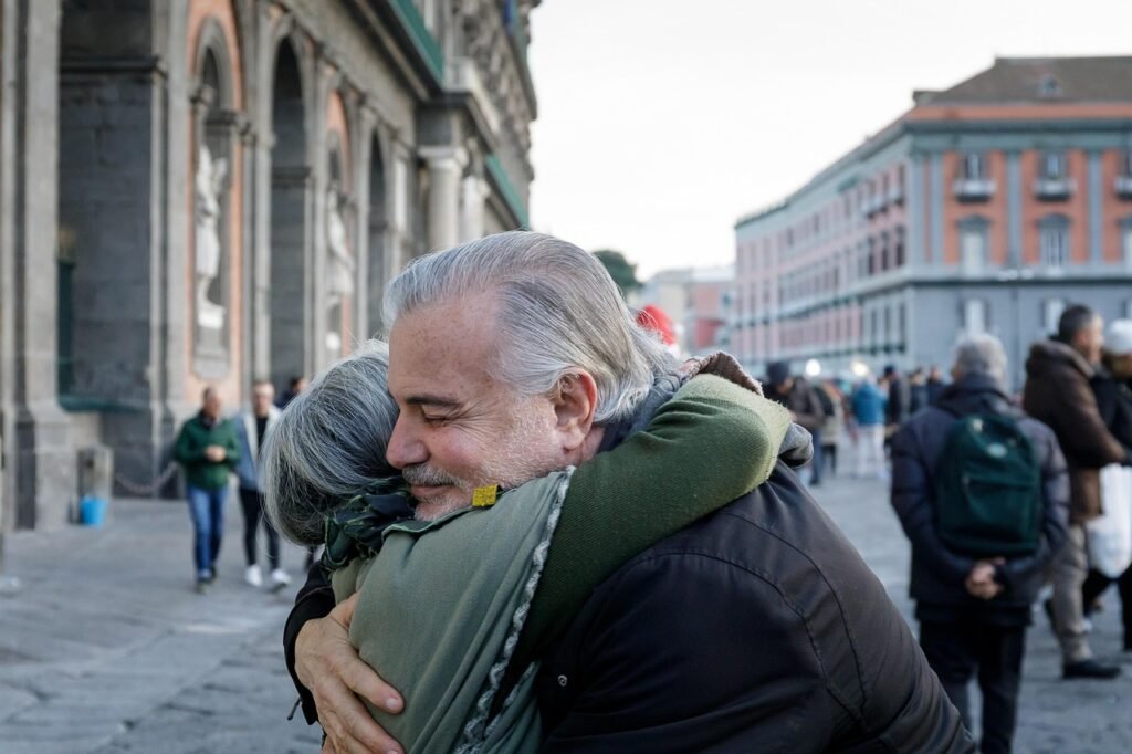casal de meia idade se abraçando, felizes.