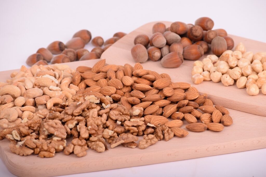 vários tipos de castanhas amontoadas.