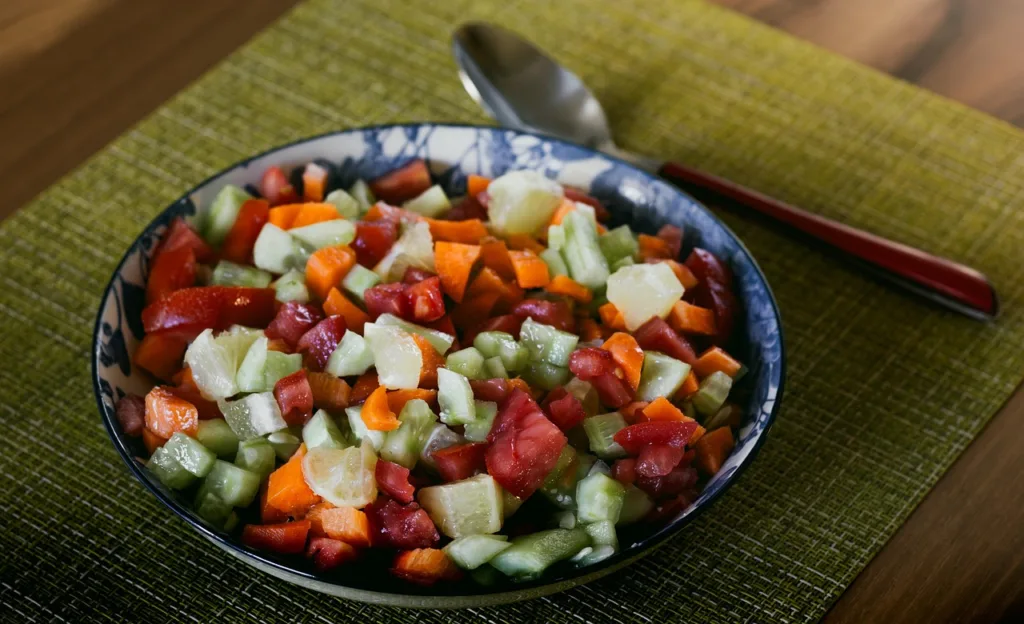 prato de salada de frutas vegana.