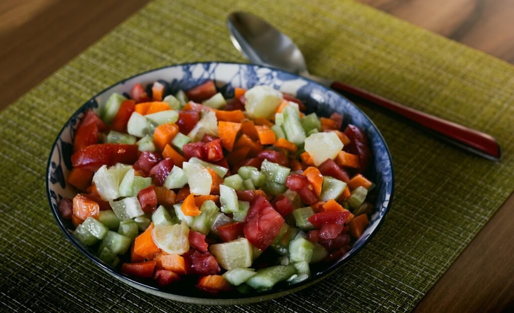 prato de salada de frutas vegana.