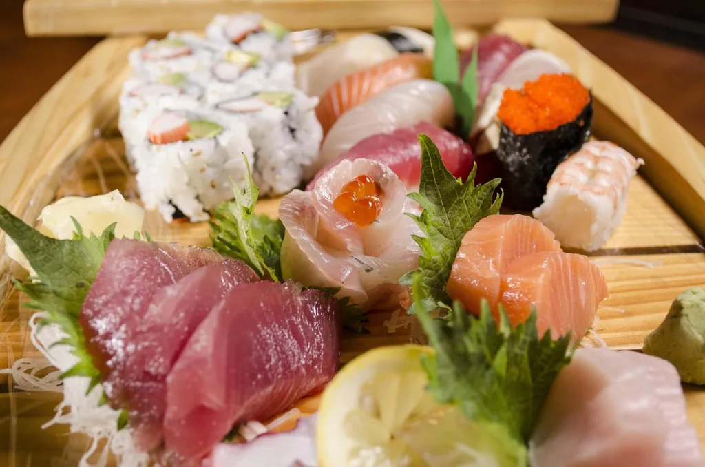 barca de diversos sushis.