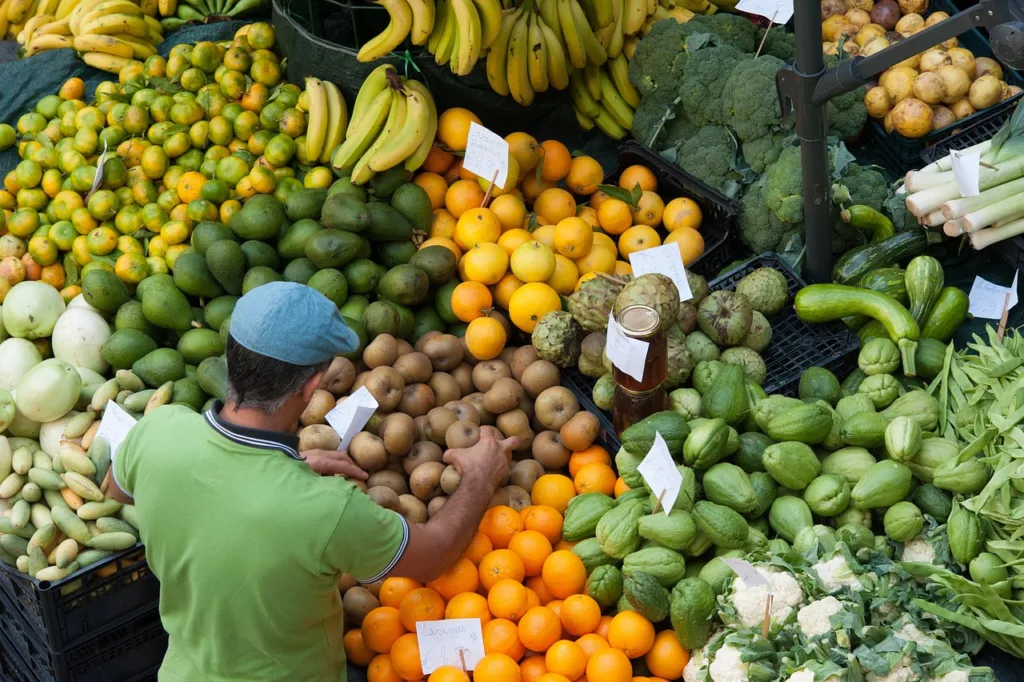 mercado de frutas e legumes.