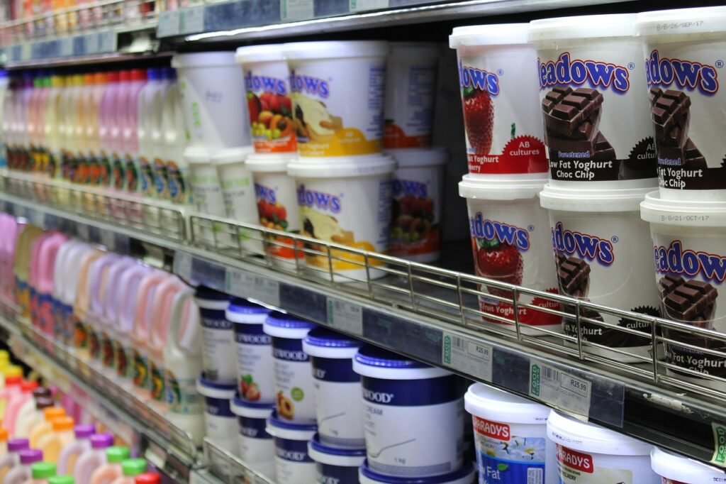 prateleiras de yogurt de um supermercado.