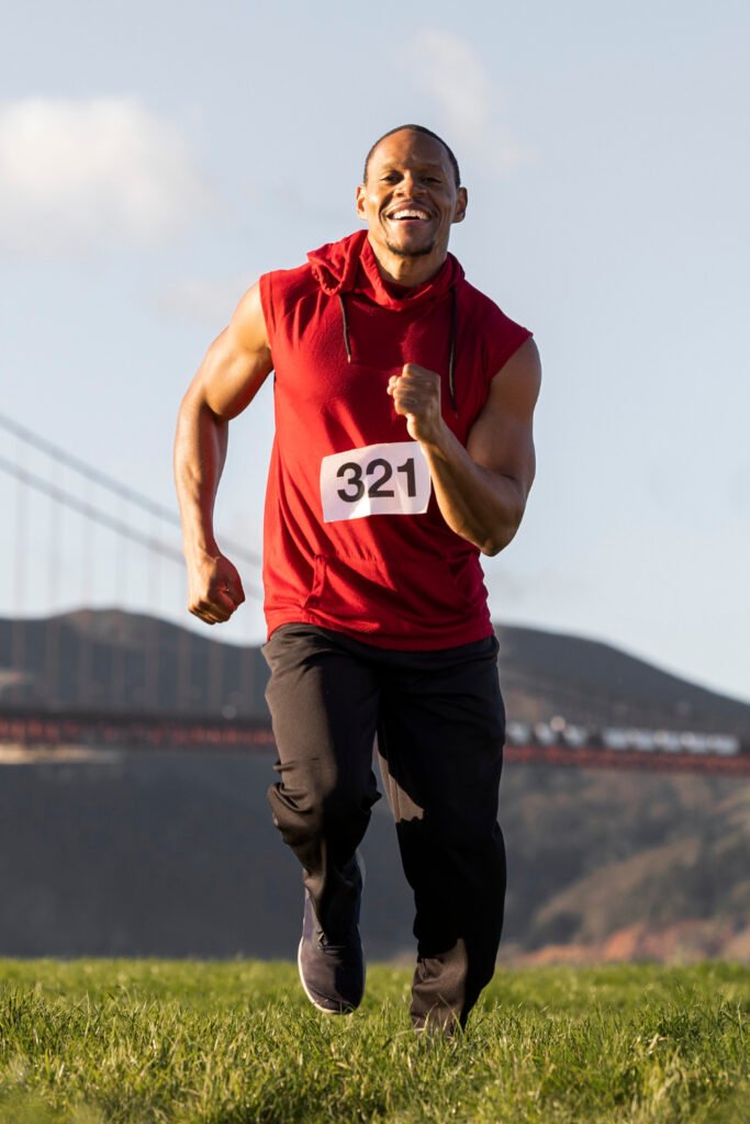 Um jovem atleta de camisa vermelha no campo.