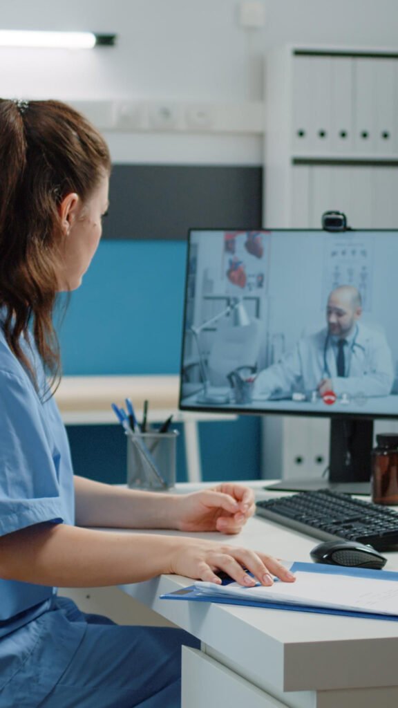 médicos discutindo um caso real via telemedicina.
