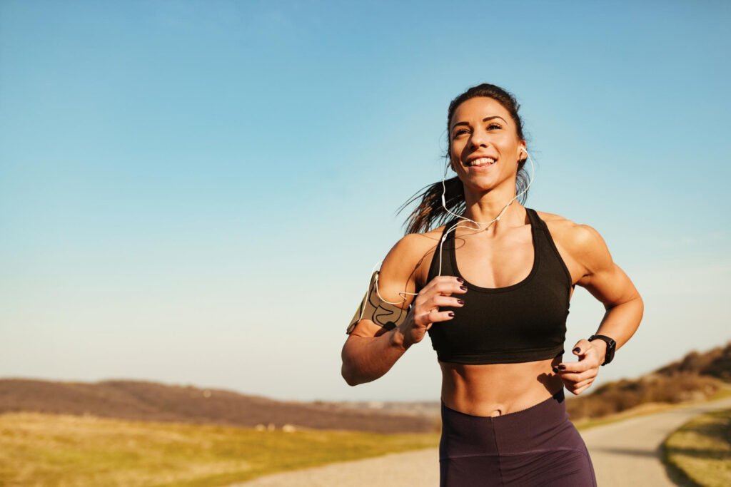 Uma atleta correndo na rua com headphone.