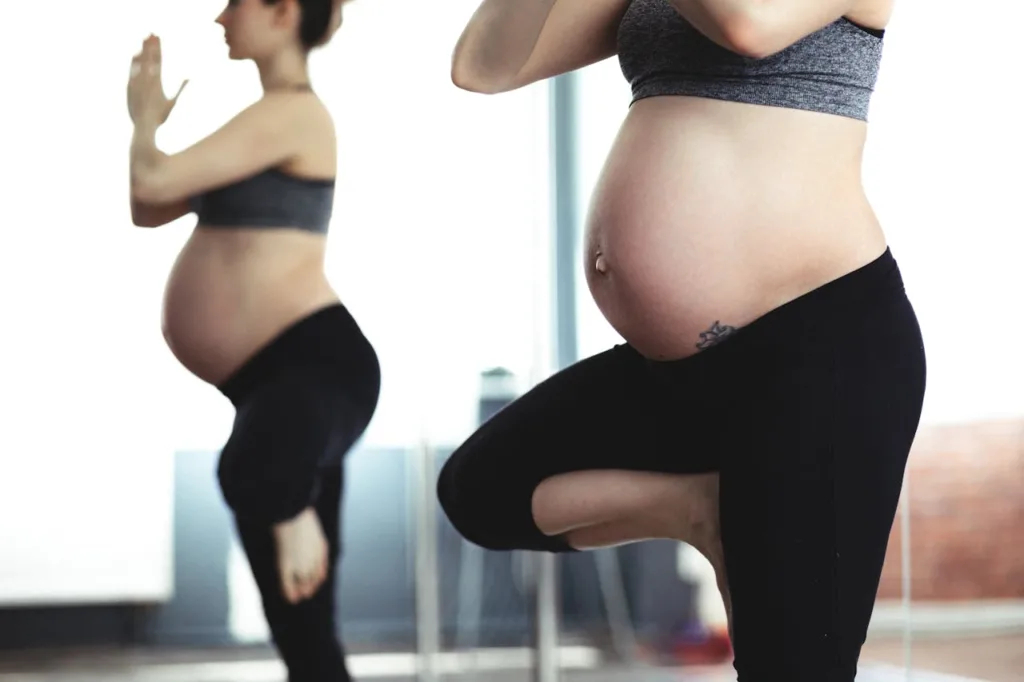 gravidas praticando yoga .