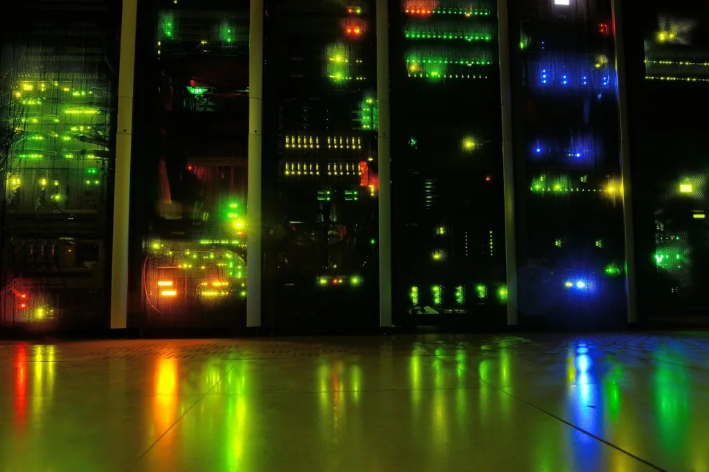 sala de um datacenter com inúmeros computadores perfilados.