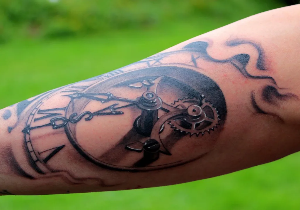 grande tatuagem ocupando o antebraço inteiro.