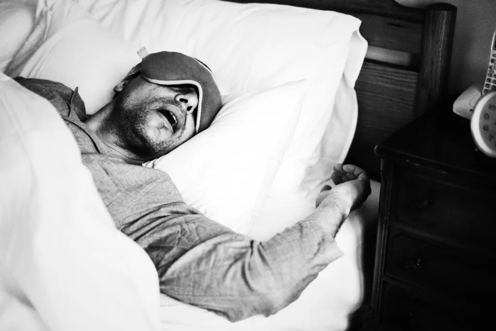 homem dormindo roncando alto.