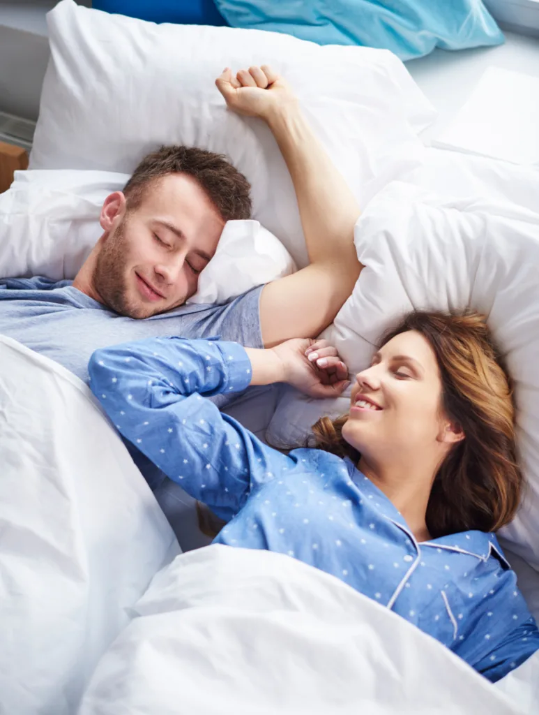 casal dormindo feliz