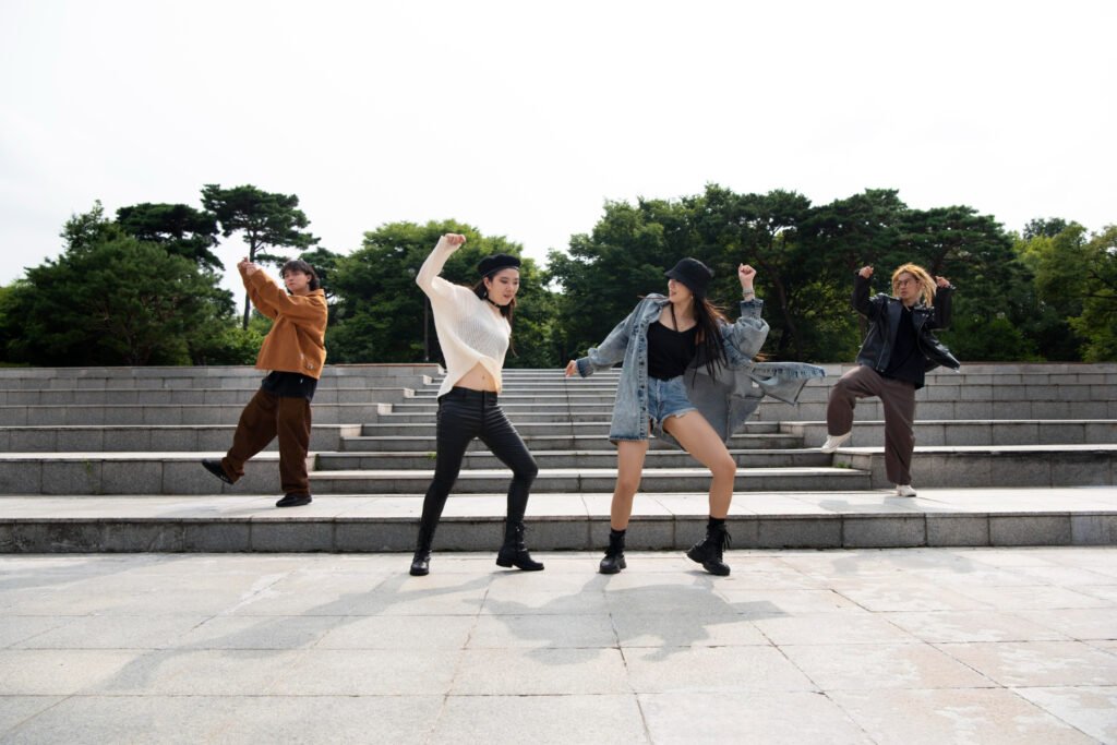 jovens estilo K-pop dançando numa praça.