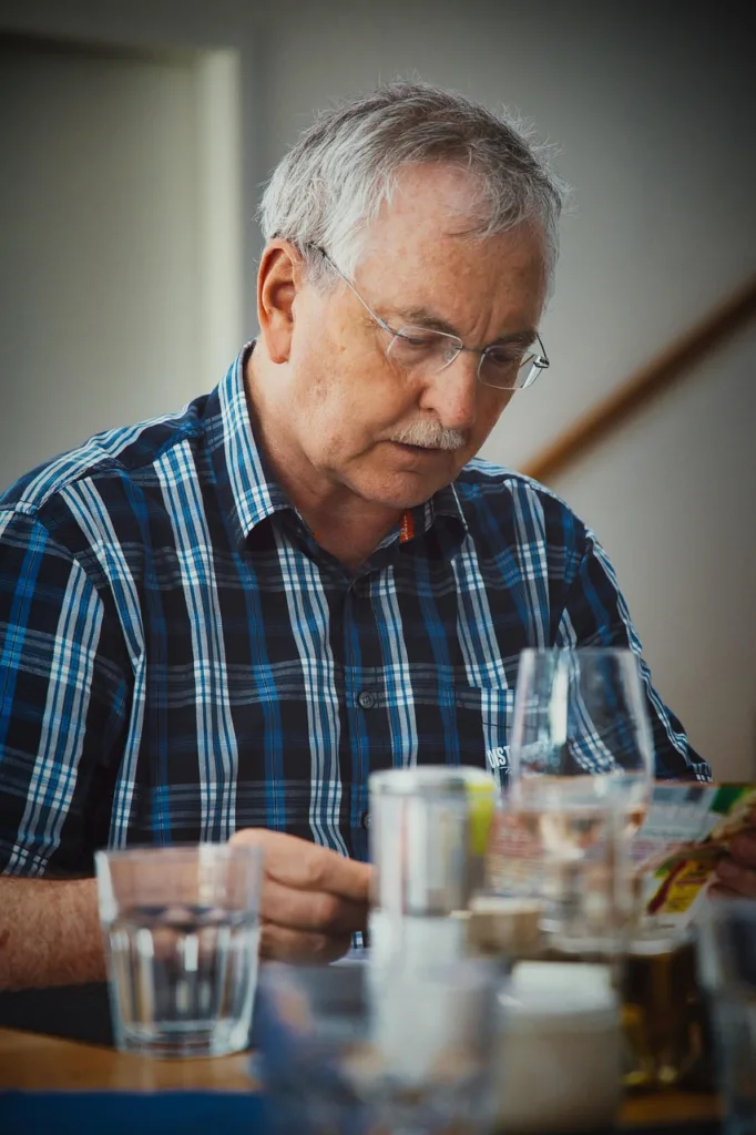 homem idoso tomando seu café da manhã.