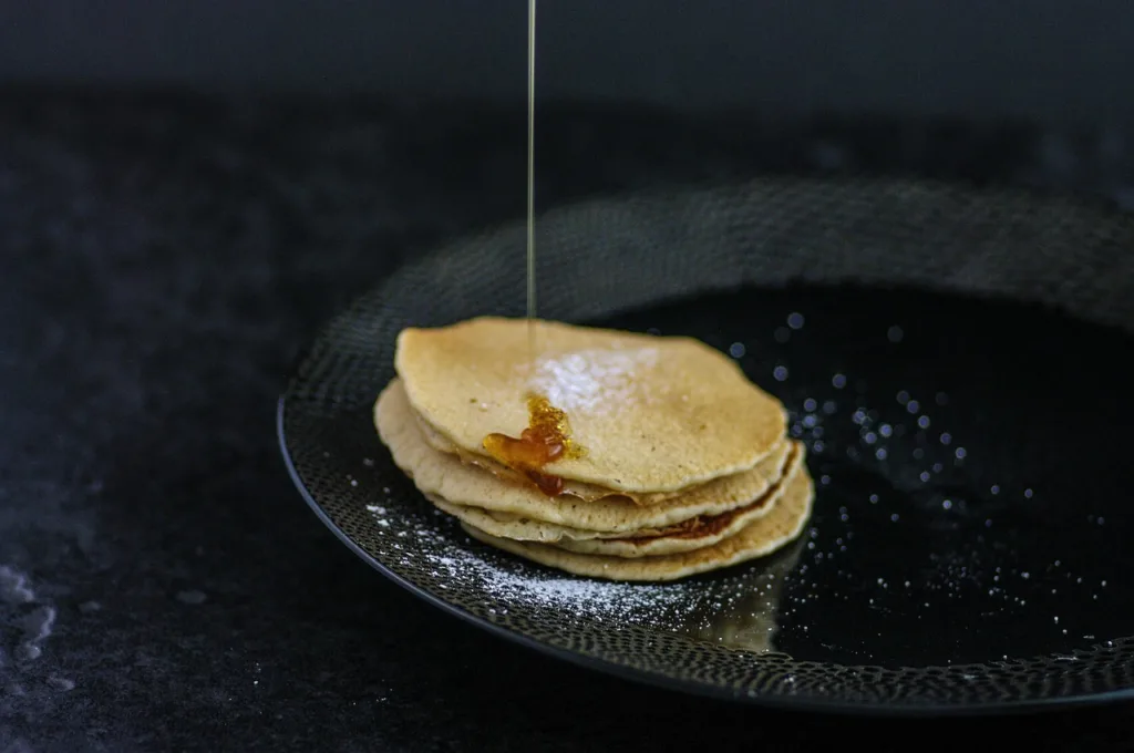 prato de panqueca adocado com maple syrup