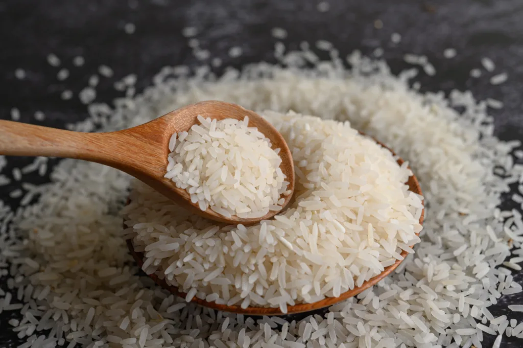 tigela marrom contendo arroz branco cru.
