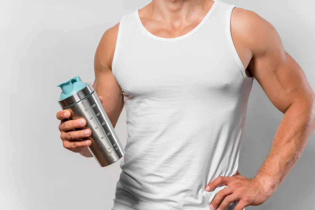 atleta segurando um copo de shake durante treino