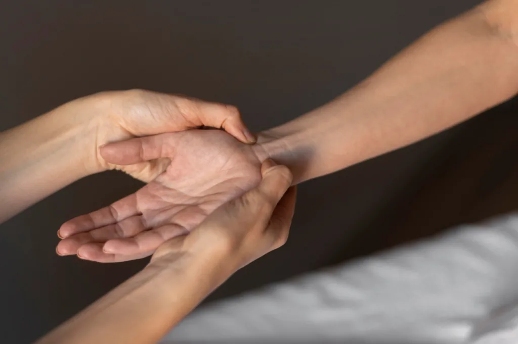 Mãos de terapeuta demonstrando a intensidade correta de pressão utilizada nas técnicas de Shiatsu