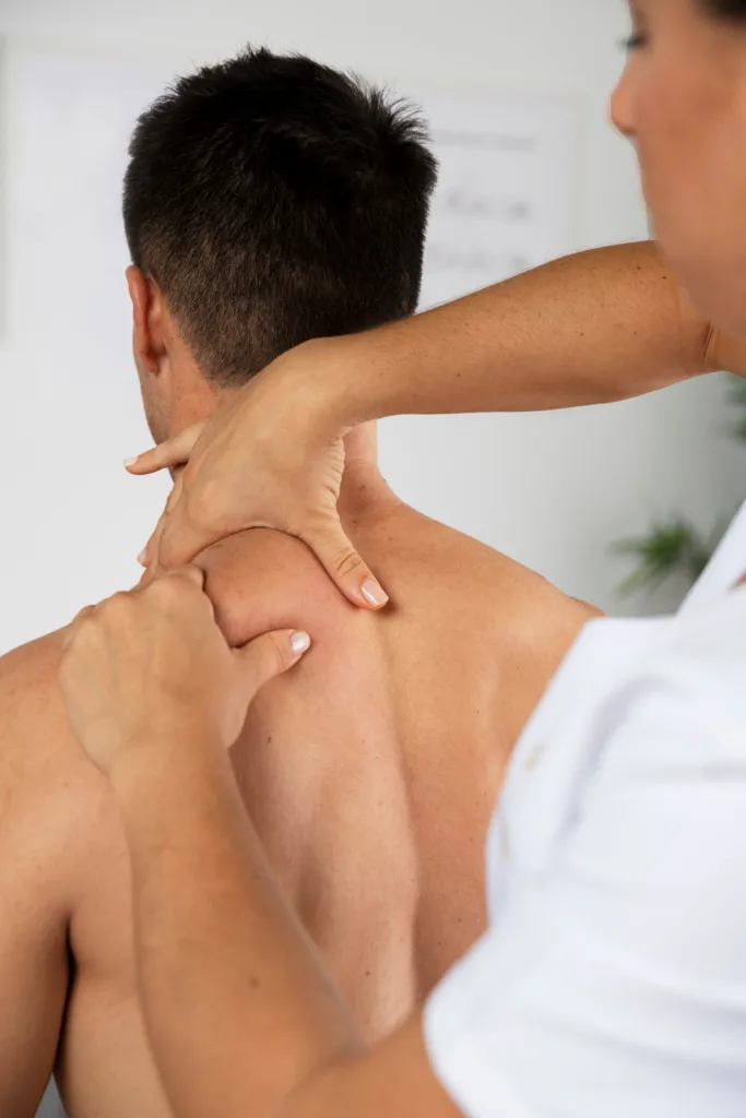 Terapeuta de Shiatsu realizando alongamentos suaves durante uma sessão de tratamento