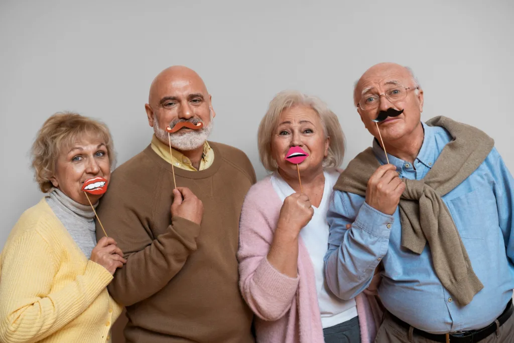 grupo de pessoas idosas se divertindo com fantasias