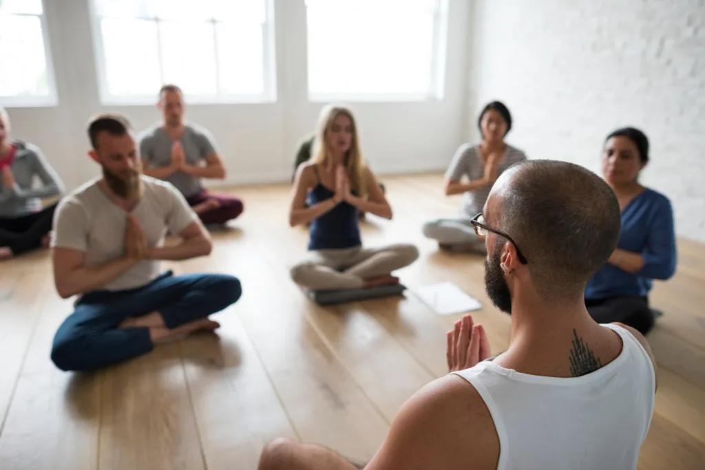 grupo de pessoas praticando meditação