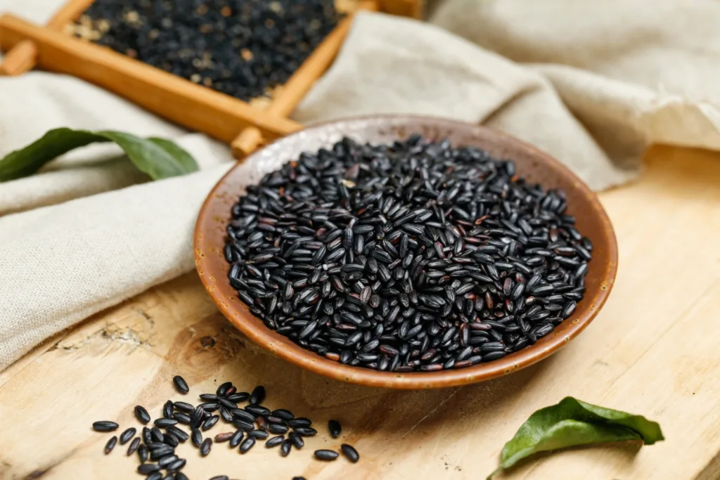 imagem de ima tigela com grãos de arroz negro