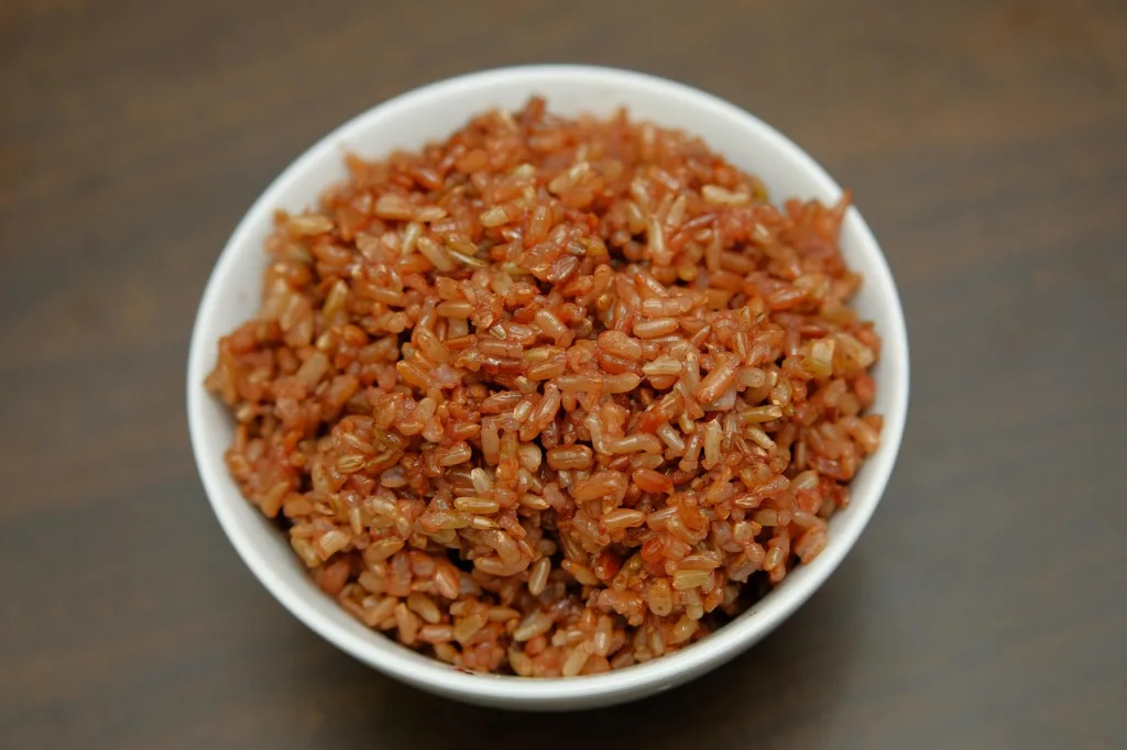 Tigela branca com arroz integral