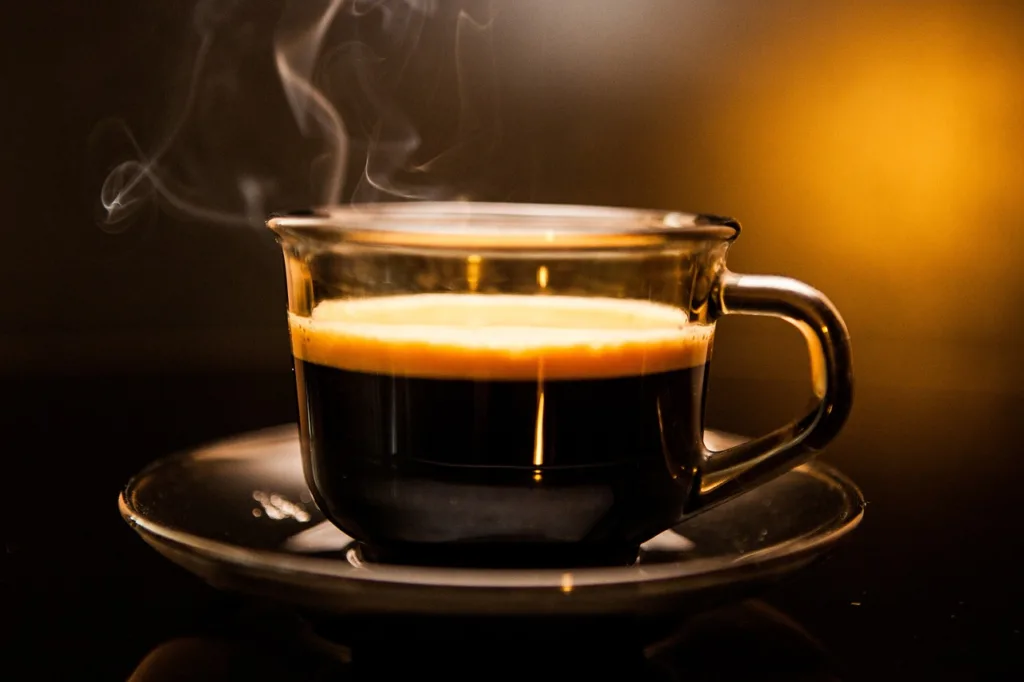 foto de uma xicara transparente de café.