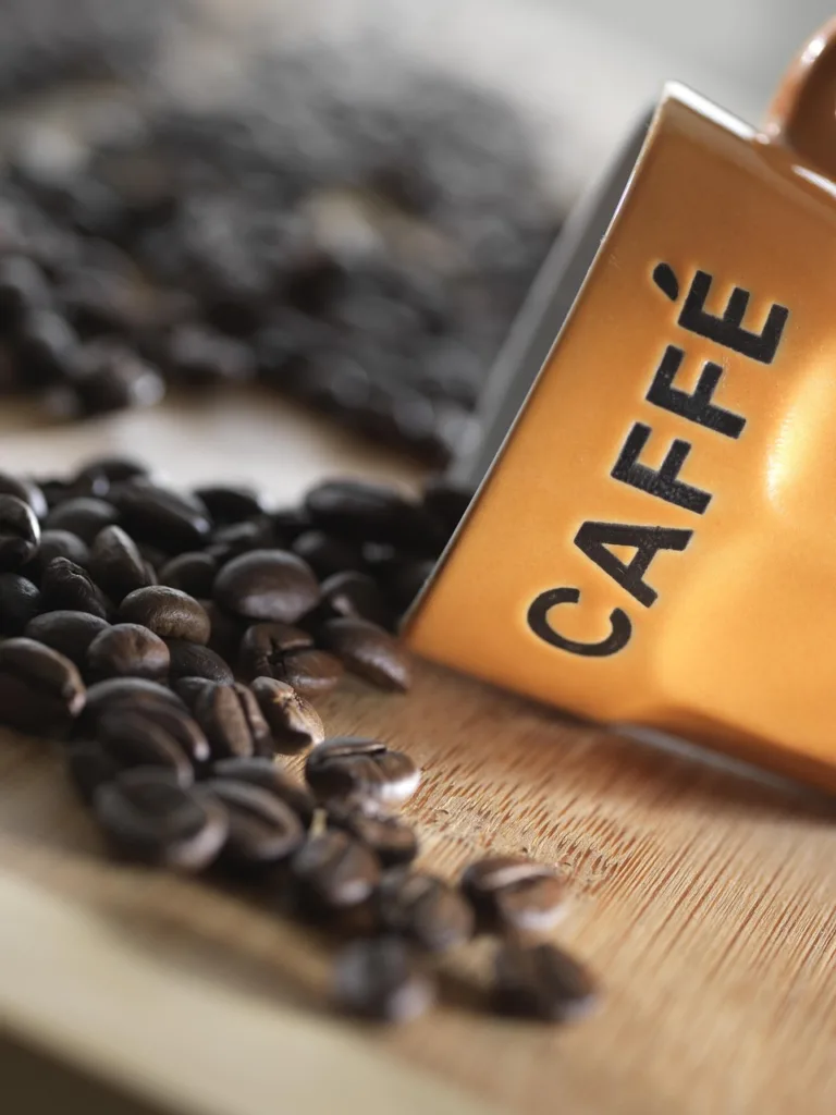 xicara com café em grãos.