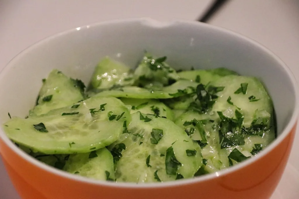 prato com salada de pepinos e ervas
