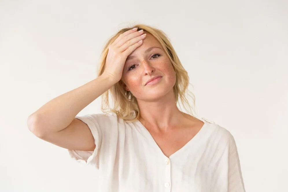 mulher de meia idade com sintomas da menopausa