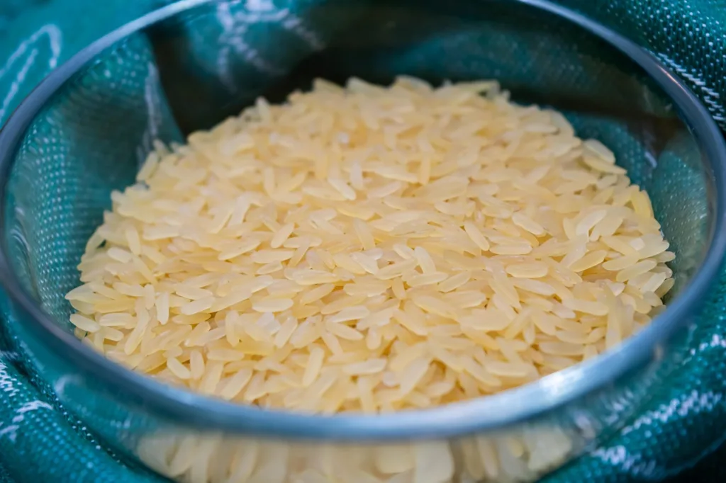 tigela azul com arroz branco