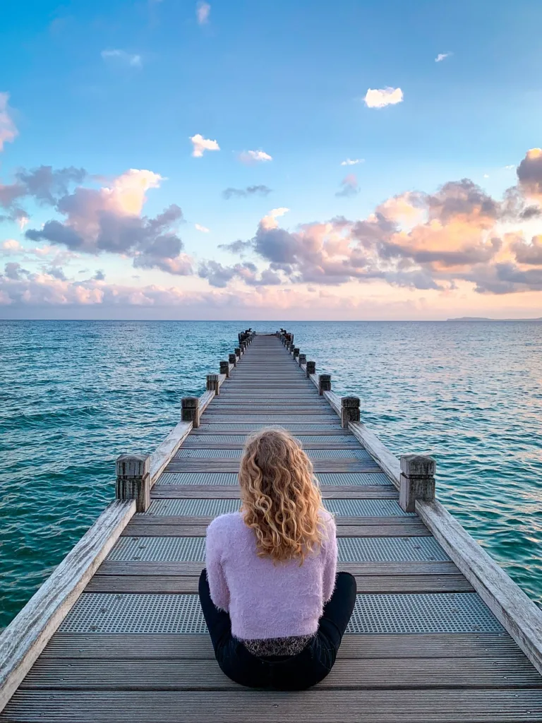 mulher meditando em um lago