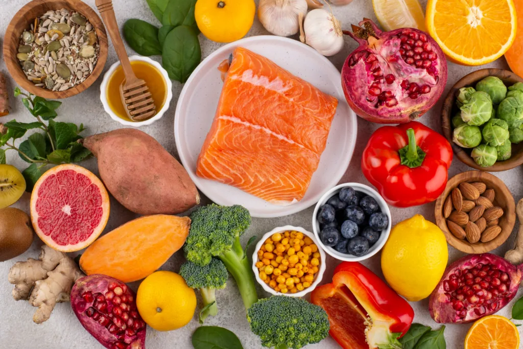 foto de diversos alimentos saudáveis como: salmão, pimentões, brócolis, etc, ricos em potássio.