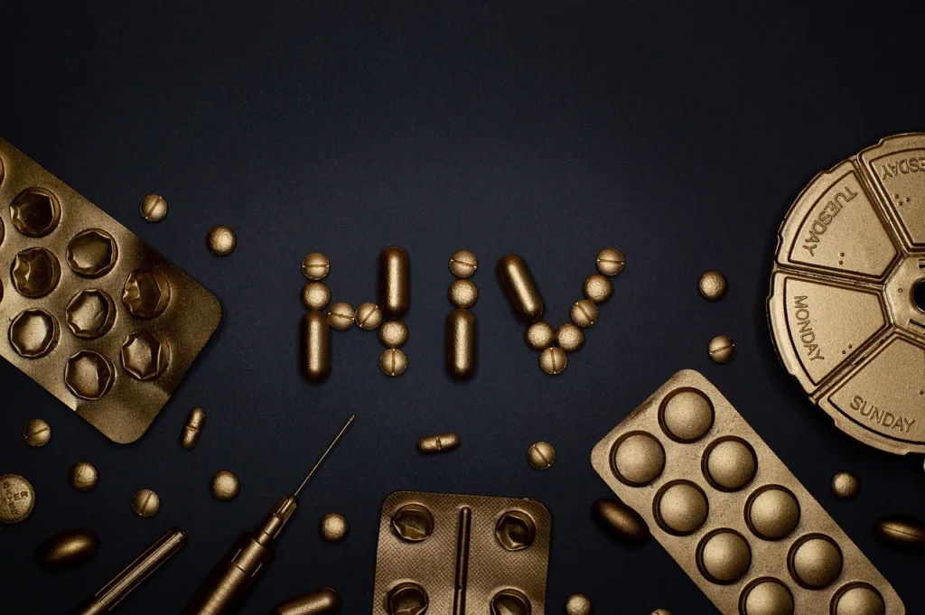 figura de algumas embalagens douradas escrito HIV com comprimidos.
