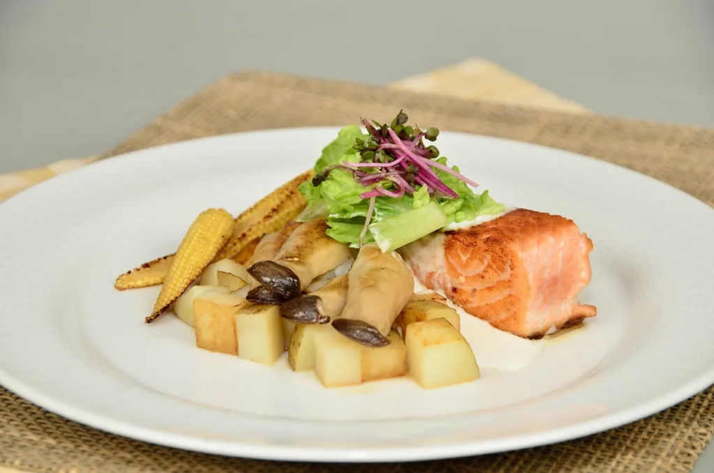 prato de dieta pescetariana com peixe salmão e legumes.