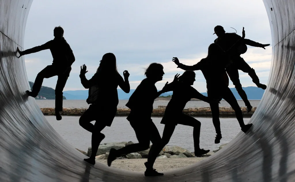 silhuetas de jovens se divertindo em um tubo.