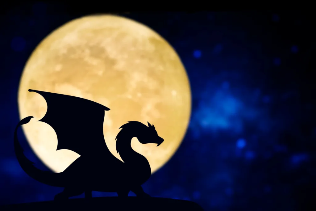 silhueta de um dragão sob a lua.