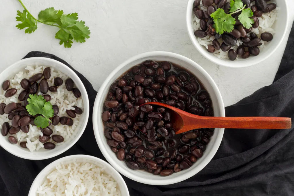 tigela de feijão preto e varias tigelas de arroz e arroz com feijão.