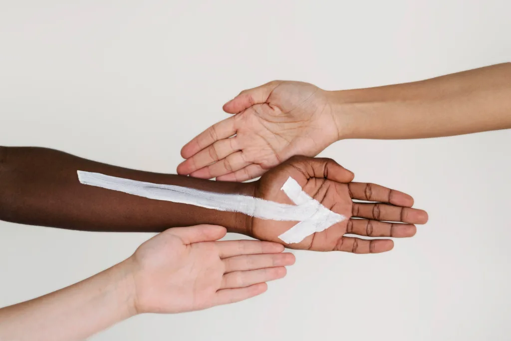 três braços com as mãos espalmadas em sentidos diversos