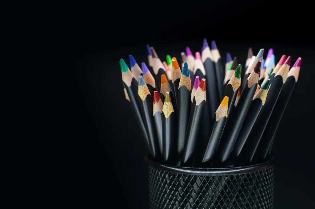 porta lápis com vários lápis de pontas de diversas cores.