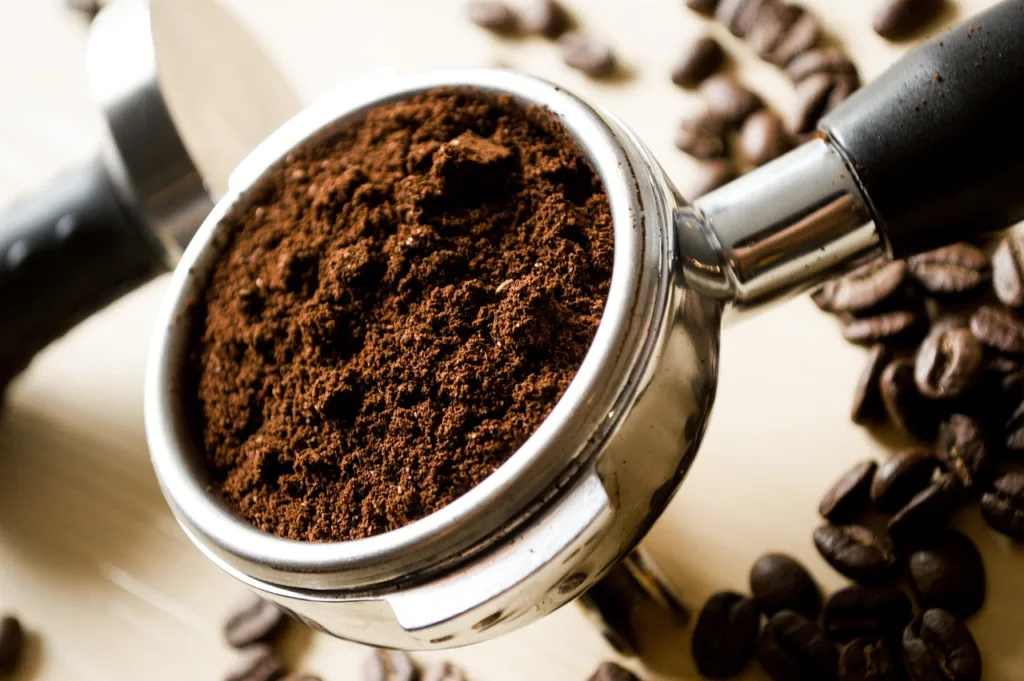 café moído sendo preparado para coar. 