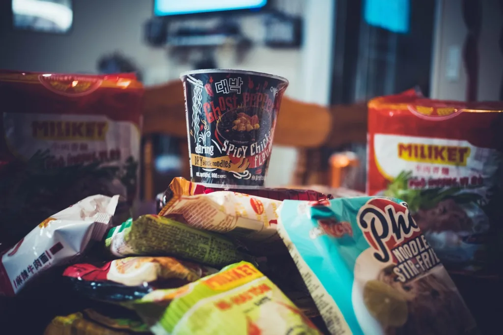 imagem de varias embalagens de macarrão oriental em copos e pacotes.