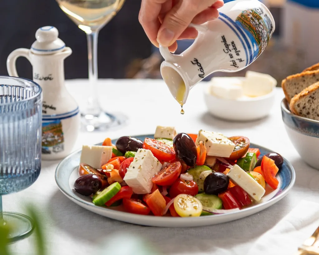 prato de salada mediterrânea com tomate, queijo FETA e azeite de oliva.