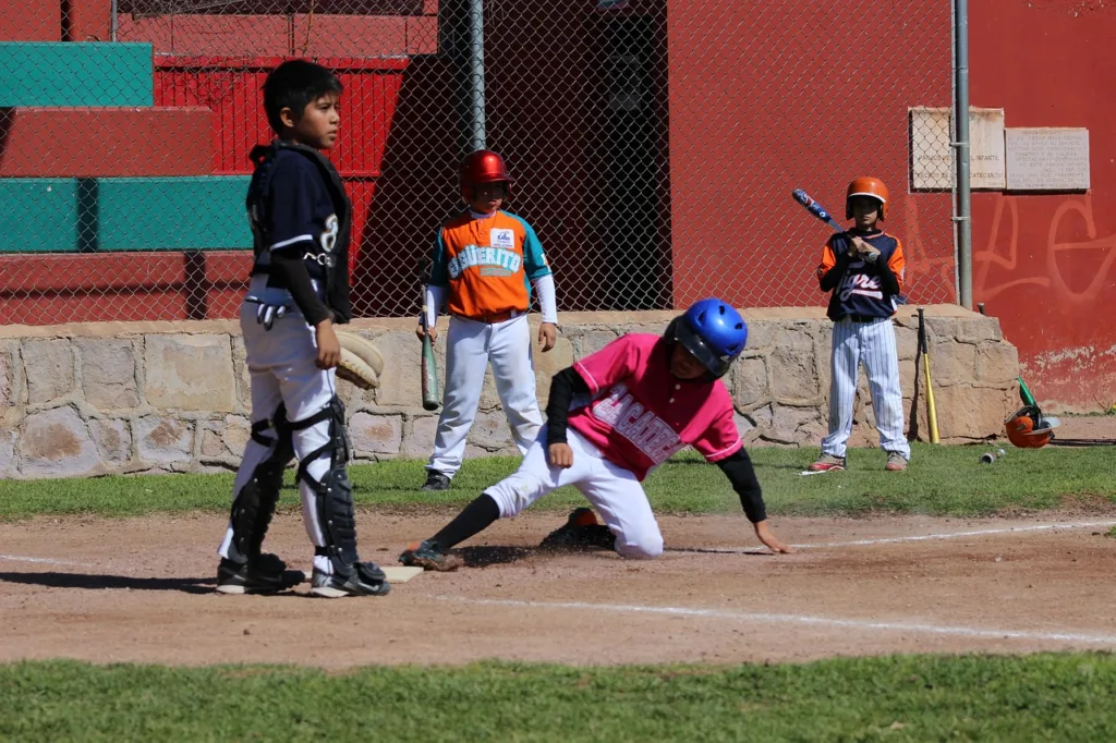 garotos em uma partida de basebol.