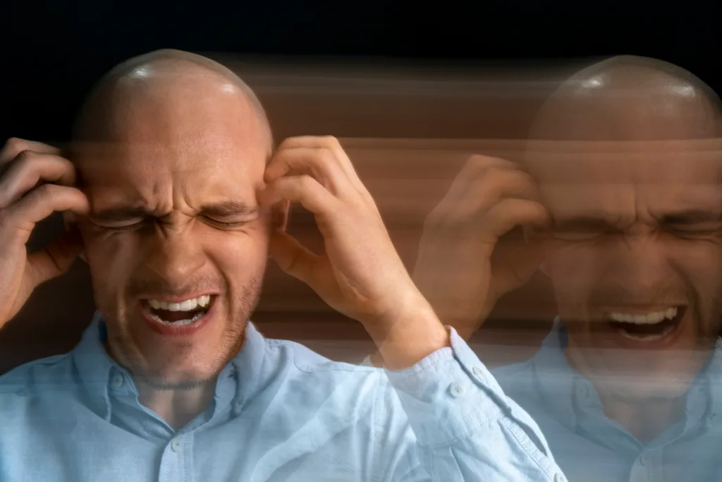 homem sentido um ataque de pânico.